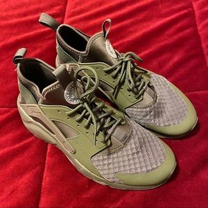 Nike — Air Huaraches